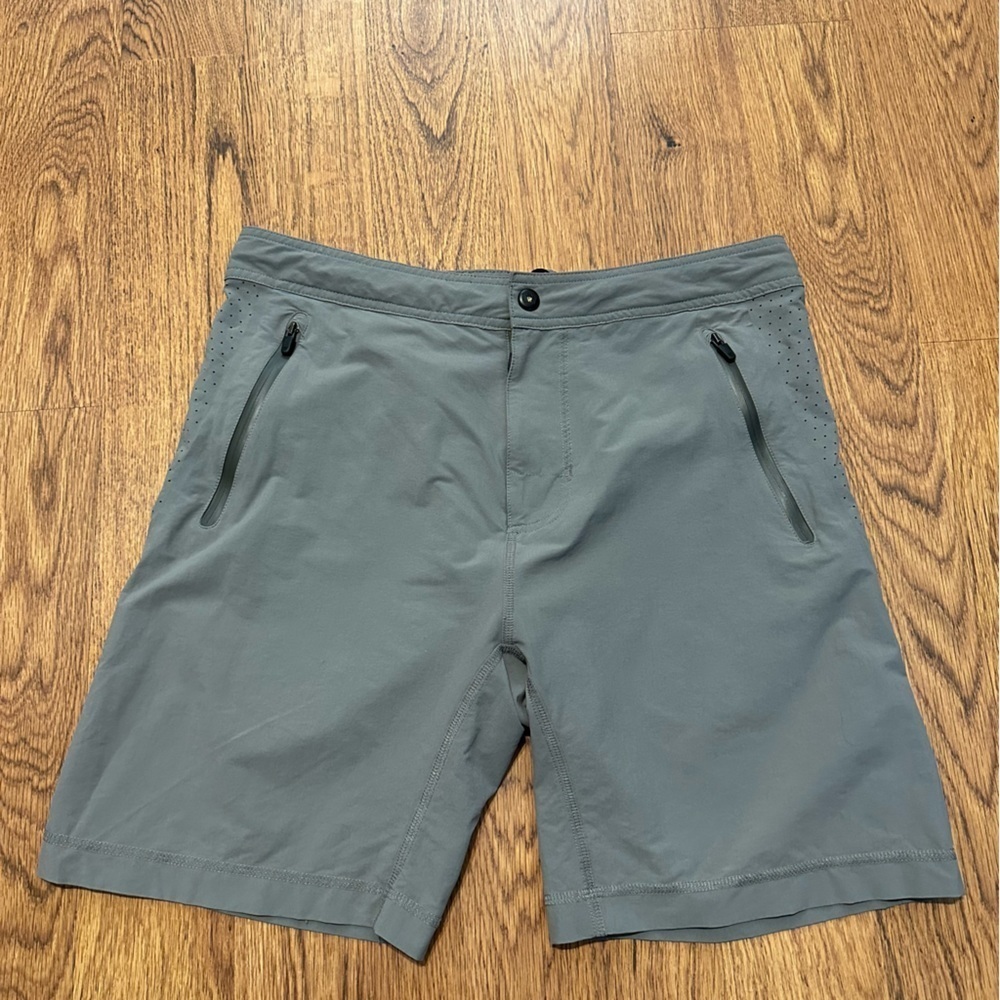 Mack Weldon Gray light weight activewear drawstring shorts size small flat front